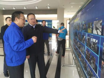 黃石市委副書(shū)記、市長(zhǎng)吳錦，市政府黨組成員、辦公室主任張育英在下陸區(qū)區(qū)長(zhǎng)郭波的陪同下蒞臨公司調(diào)研